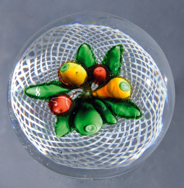 Saint-Louis. Presse-papiers orné d'une corbeille de fruits composée d'une poire…