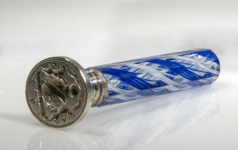 Saint-Louis.Sceau à manche en cristal à décor de torsade filigranée bleu et bla…