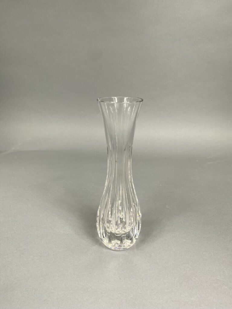 SAINT LOUIS - Vase soliflore en cristal taillé et coupe évasée - Marque sous la…