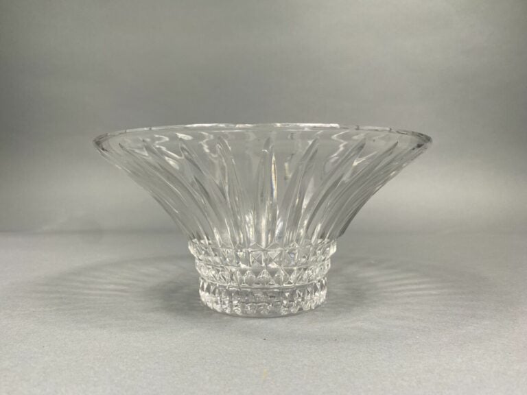 SAINT LOUIS - Vase soliflore en cristal taillé et coupe évasée - Marque sous la…