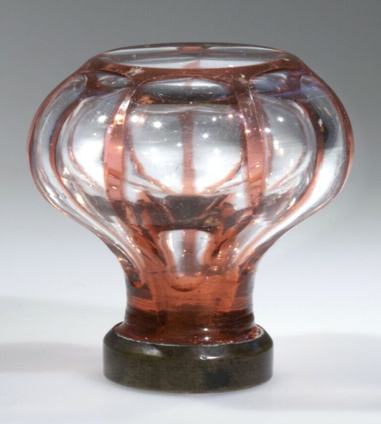 Saint-Mandé. Poignée de porte en cristal overlay rose translucide taillé à côte…