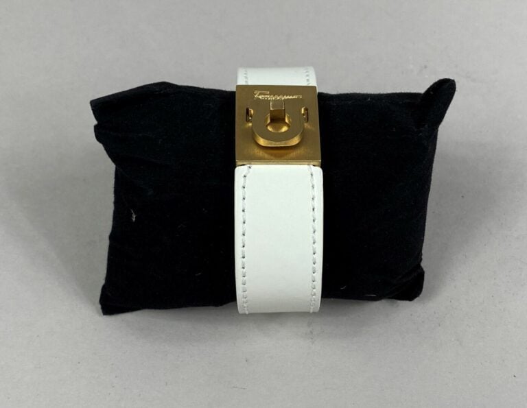 Salvatore FERRAGAMO - Bracelet manchette en cuir blanc à surpiqûres, fermoir en…