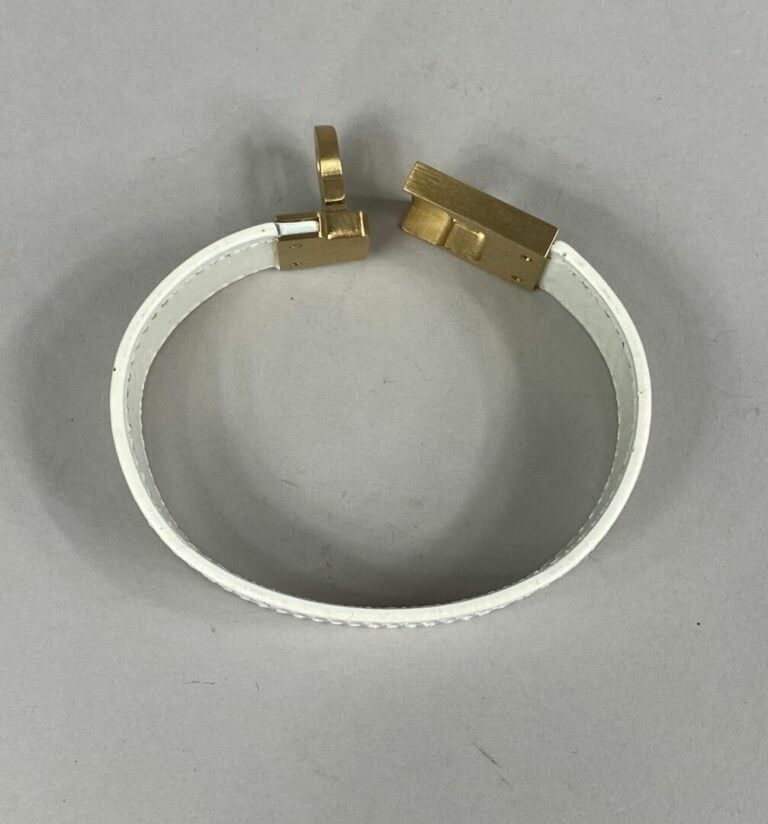 Salvatore FERRAGAMO - Bracelet manchette en cuir blanc à surpiqûres, fermoir en…