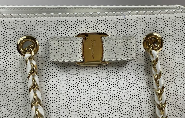 Salvatore FERRAGAMO - Sac porté main en cuir blanc à motifs perforés, intérieur…