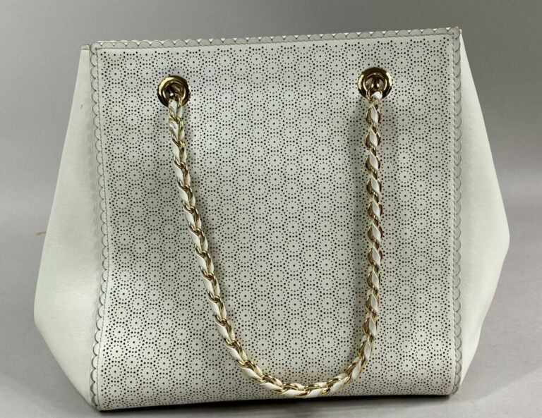 Salvatore FERRAGAMO - Sac porté main en cuir blanc à motifs perforés, intérieur…