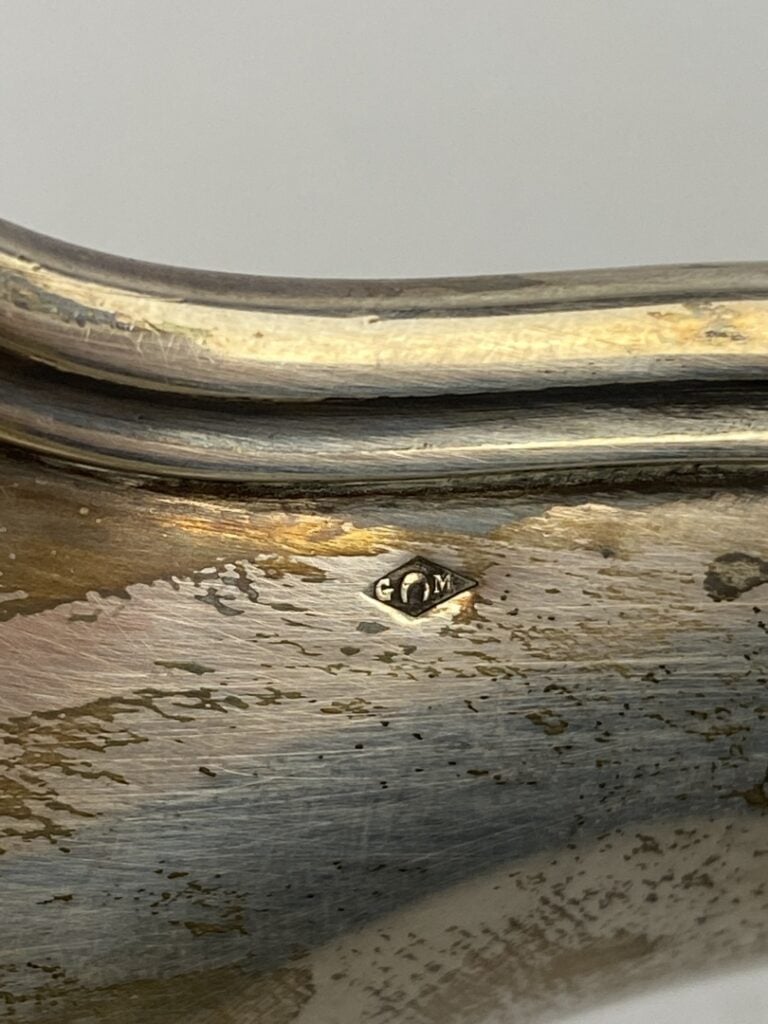 Saucière en argent (925) et son présentoir, modèle filet contour, anses en appl…