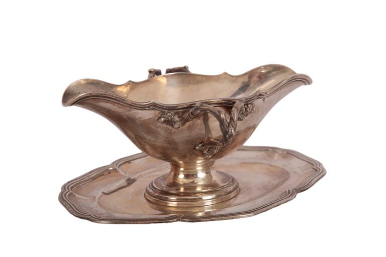 Saucière en argent (925) et son présentoir, modèle filet contour, anses en appl…