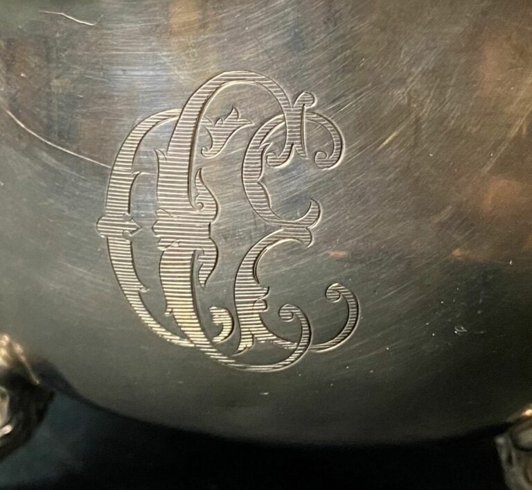 Saucière tripode en argent (925) à décor chiffré souligné d'une frise de feuill…