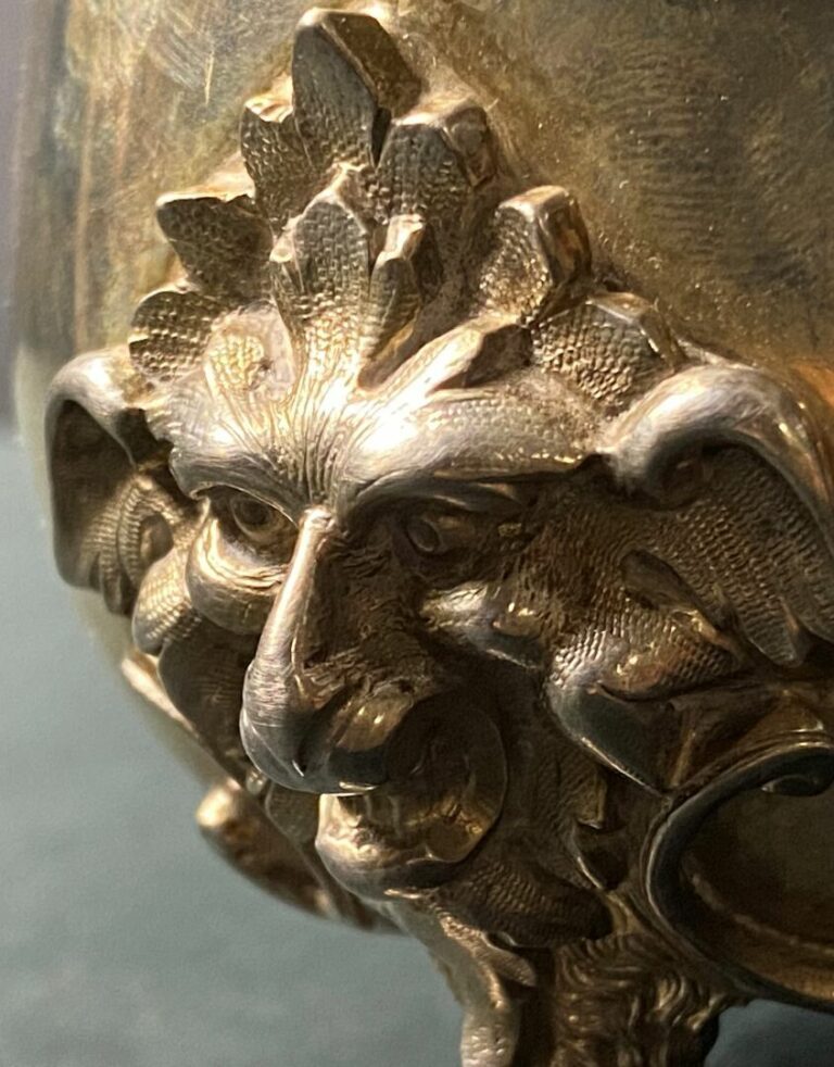 Saucière tripode en argent (925) à décor chiffré souligné d'une frise de feuill…
