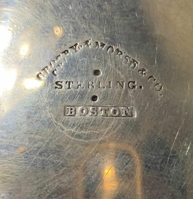 Saucière tripode en argent (925) à décor chiffré souligné d'une frise de feuill…