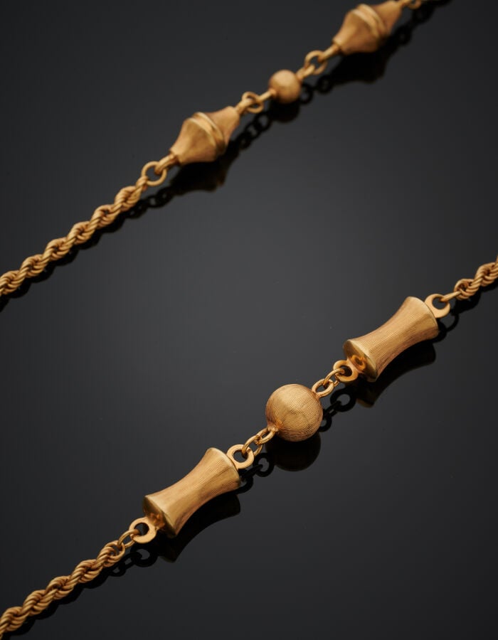 SAUTOIR en or jaune (750‰) à maille torsadée, alternée de boules ciselées et mo…