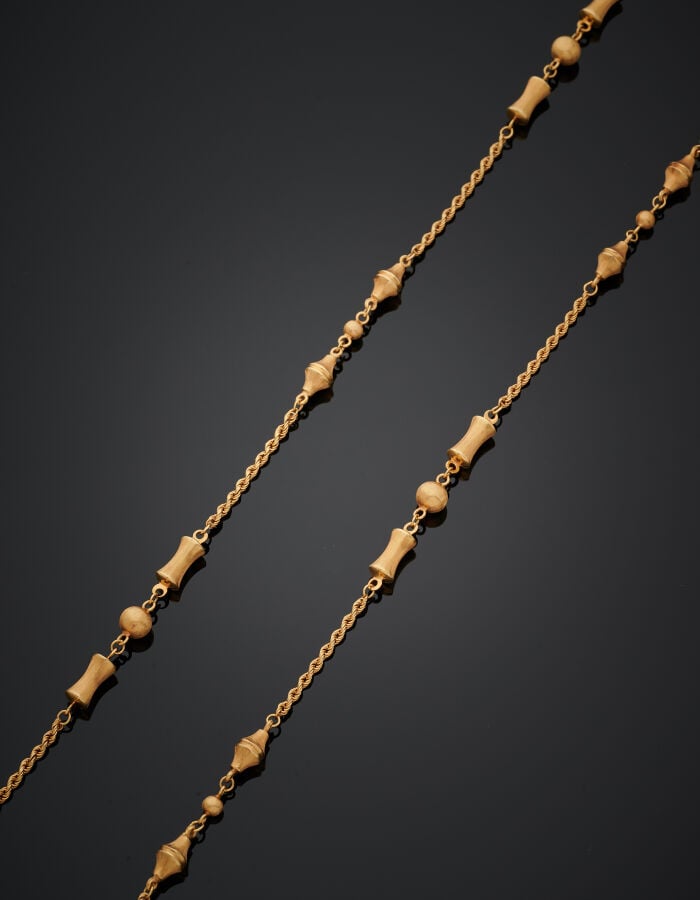 SAUTOIR en or jaune (750‰) à maille torsadée, alternée de boules ciselées et mo…