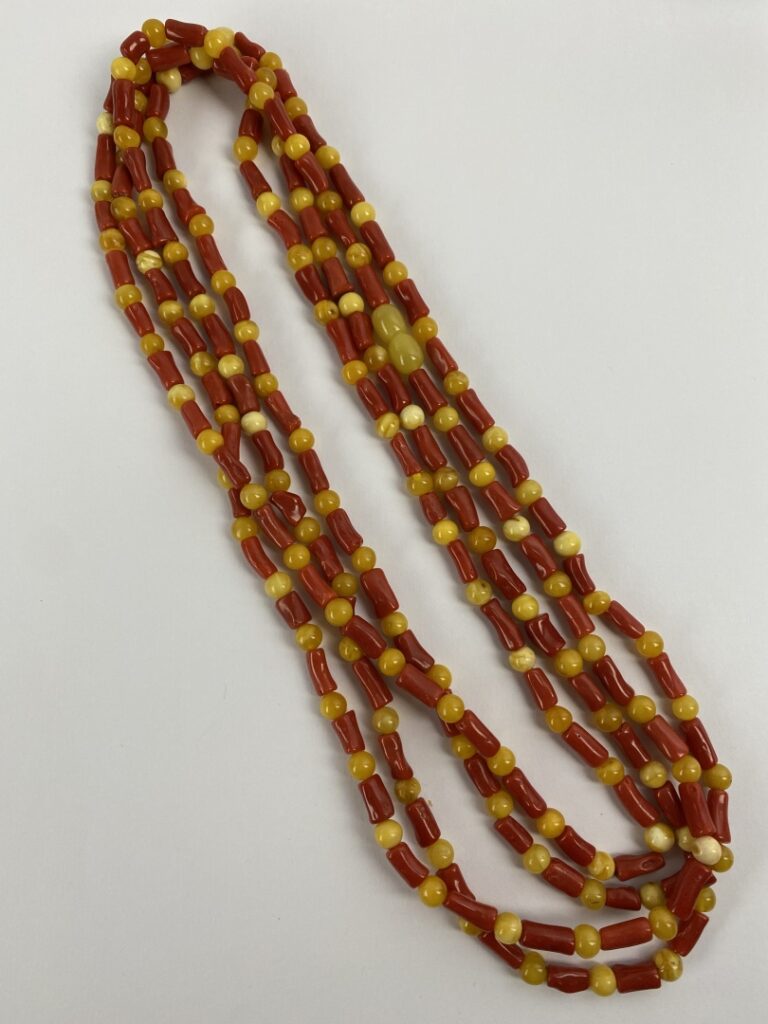 Sautoir formé de perles de corail rouge alternées de boules d'ambre de la Balti…