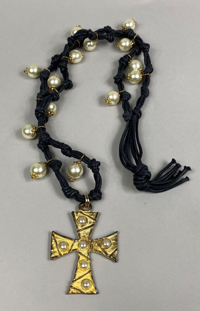 Sautoir formé d'un cordon noir orné de perles fantaisie et retenant un pendenti…