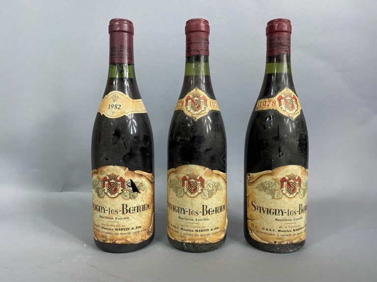 Savigny-les-Beaune - Lot de trois bouteilles, 1978 et 1982 - (bas goulot)