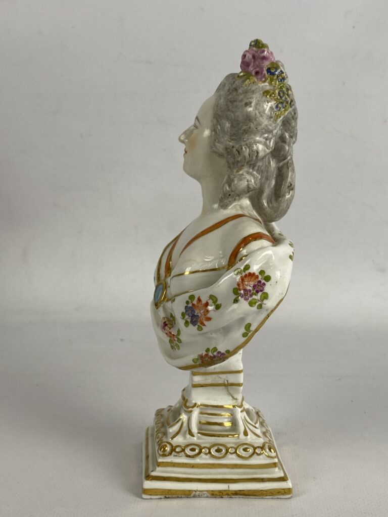 SAXE (dans le goût de) - Buste de Marie-Antoinette en porcelaine polychrome sur…