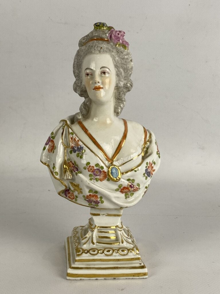 SAXE (dans le goût de) - Buste de Marie-Antoinette en porcelaine polychrome sur…