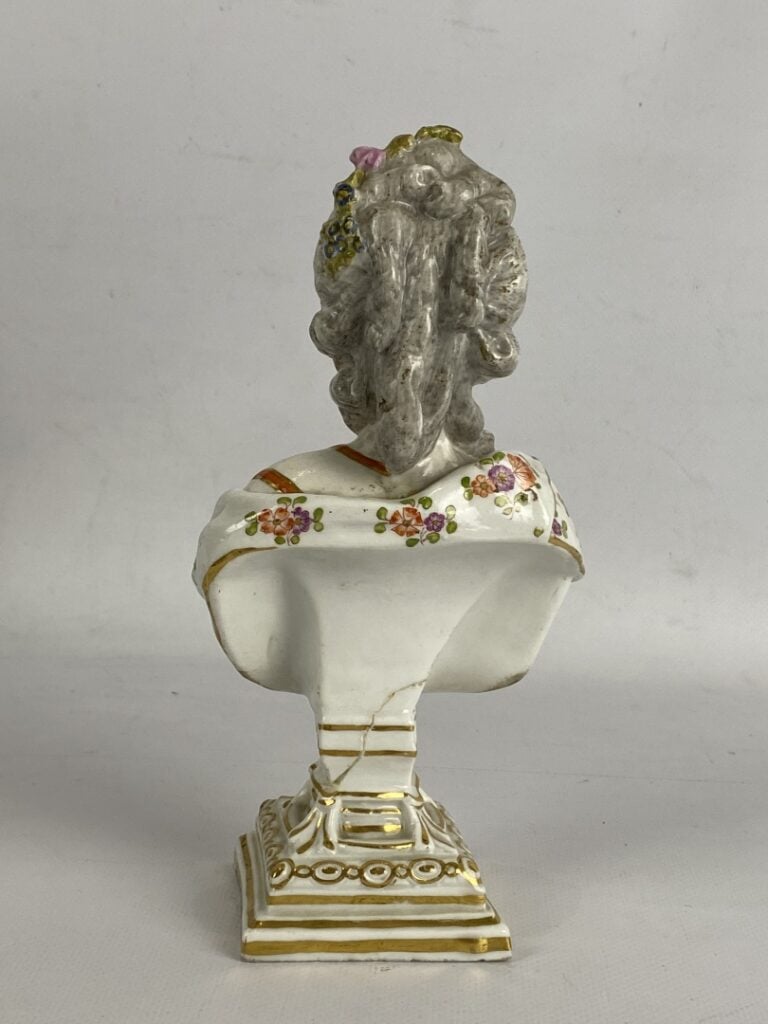 SAXE (dans le goût de) - Buste de Marie-Antoinette en porcelaine polychrome sur…