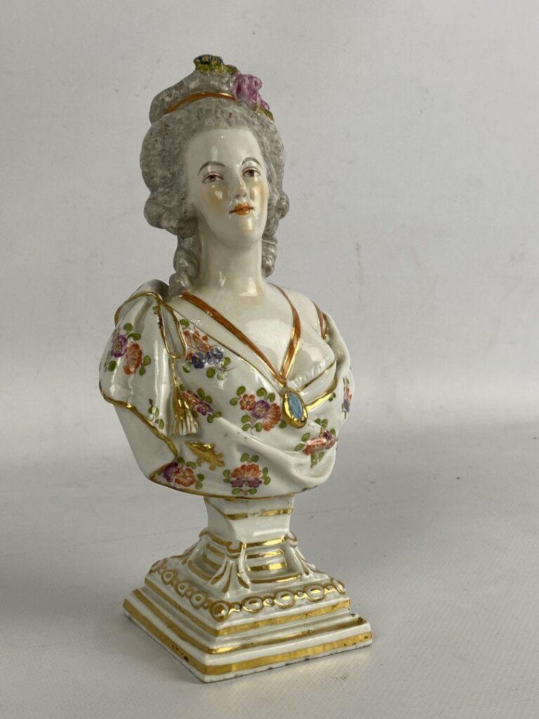 SAXE (dans le goût de) - Buste de Marie-Antoinette en porcelaine polychrome sur…