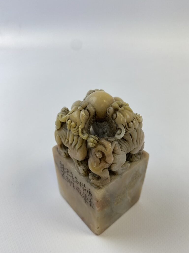 SCEAU / CACHET STEATITE - Chine, XXe siècle - La prise aux trois chiens Fô cent…