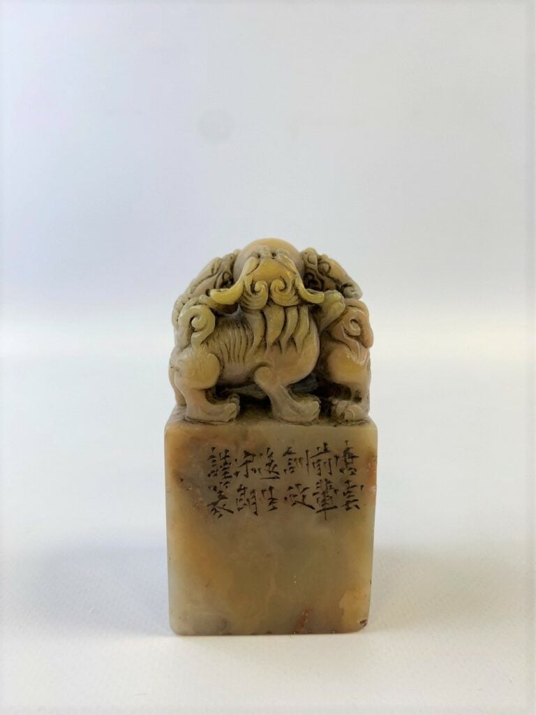 SCEAU / CACHET STEATITE - Chine, XXe siècle - La prise aux trois chiens Fô cent…
