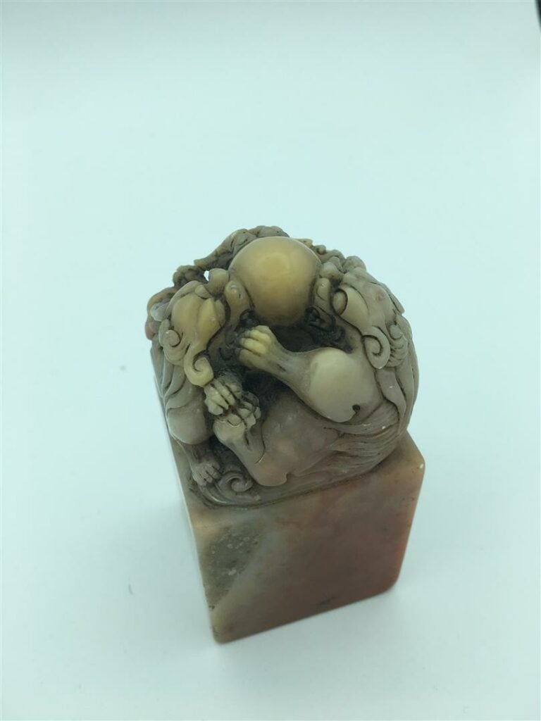 SCEAU / CACHET STEATITE - Chine, XXe siècle - La prise aux trois chiens Fô cent…