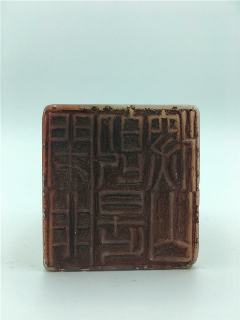 SCEAU / CACHET STEATITE - Chine, XXe siècle - La prise aux trois chiens Fô cent…