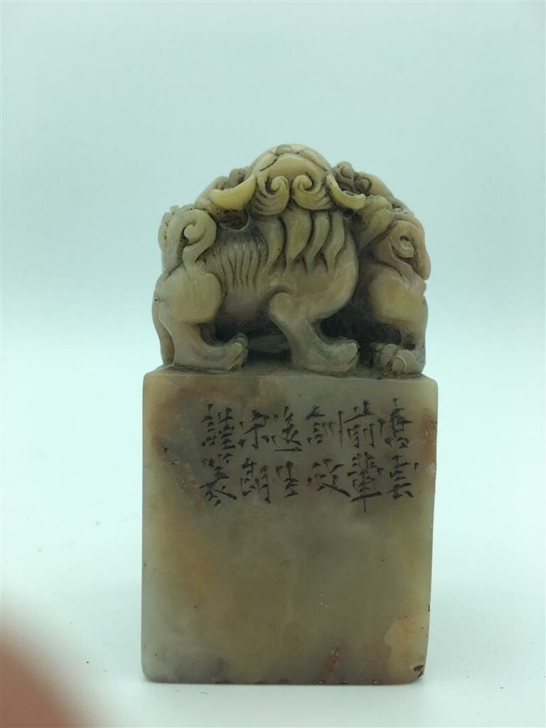 SCEAU / CACHET STEATITE - Chine, XXe siècle - La prise aux trois chiens Fô cent…