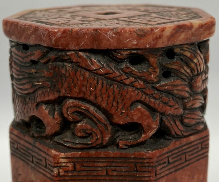 Sceau en pierre dure de forme octogonale, à décor gravé d'un paysage et dragon…