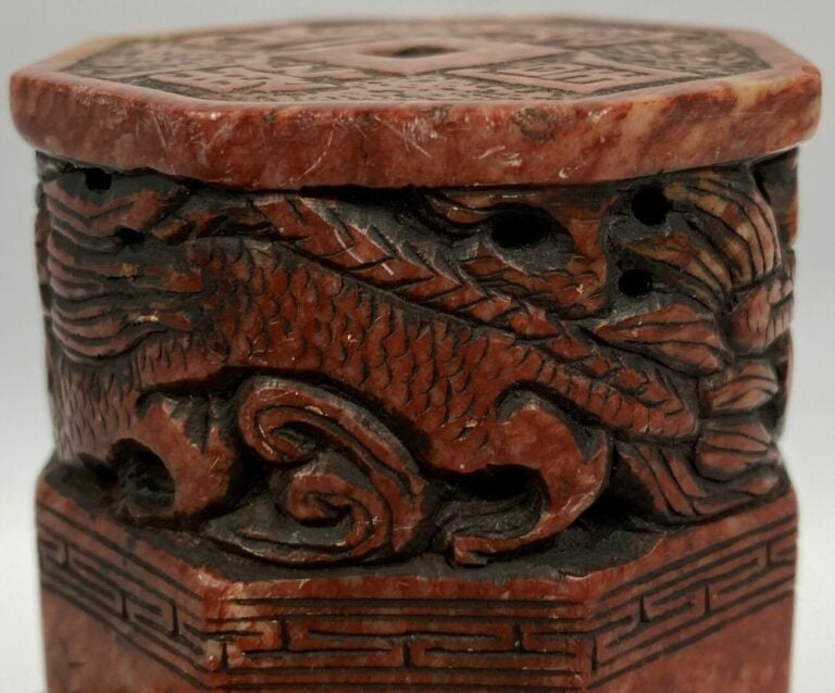 Sceau en pierre dure de forme octogonale, à décor gravé d'un paysage et dragon…