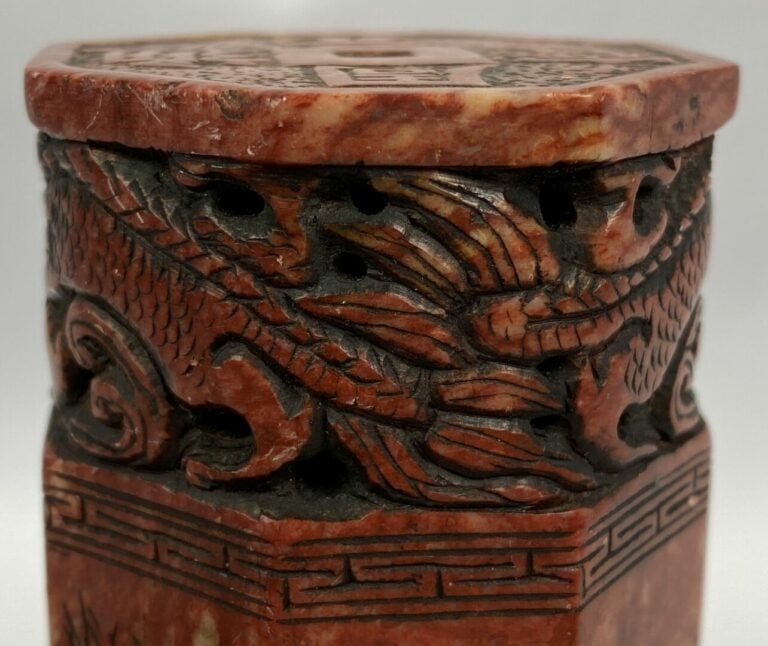 Sceau en pierre dure de forme octogonale, à décor gravé d'un paysage et dragon…