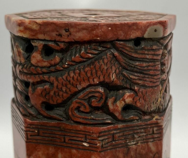 Sceau en pierre dure de forme octogonale, à décor gravé d'un paysage et dragon…