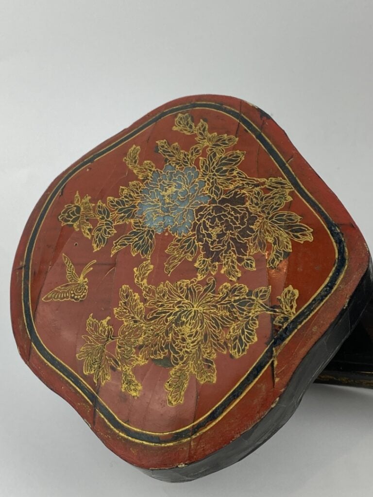 Sceptre de ruyi en bois laqué noir et rouge - Chine - Décor aux fleurs et papil…