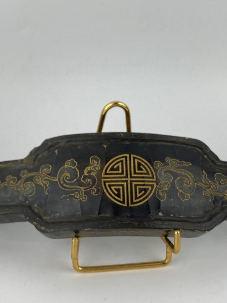 Sceptre de ruyi en bois laqué noir et rouge - Chine - Décor aux fleurs et papil…
