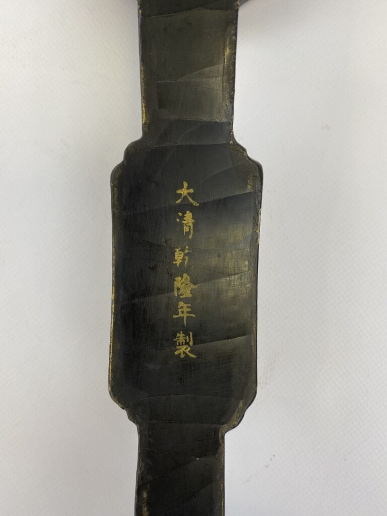 Sceptre de ruyi en bois laqué noir et rouge - Chine - Décor aux fleurs et papil…