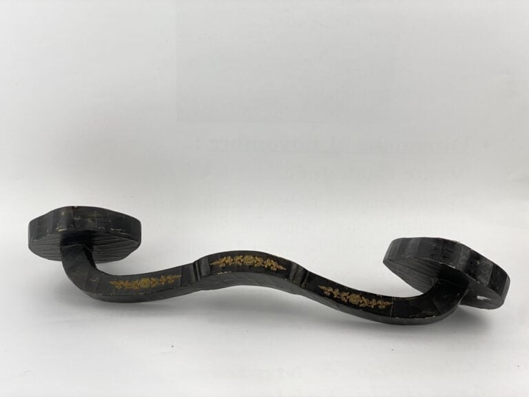 Sceptre de ruyi en bois laqué noir et rouge - Chine - Décor aux fleurs et papil…