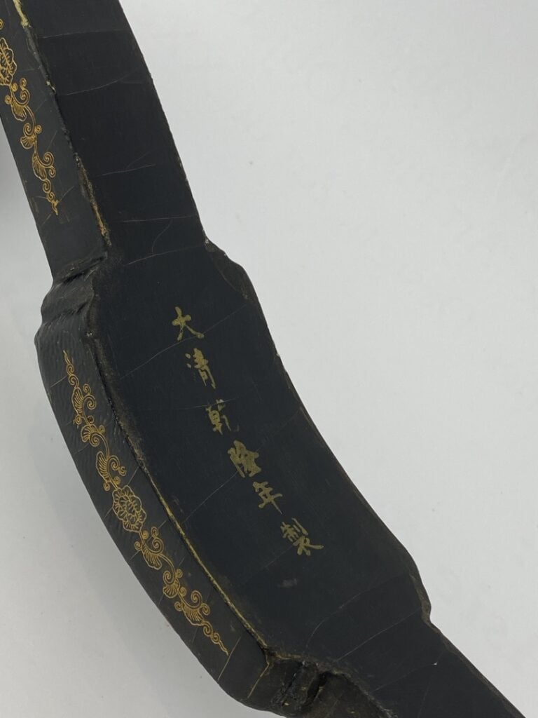 Sceptre de ruyi en bois laqué noir et rouge - Chine - Décor aux fleurs et papil…