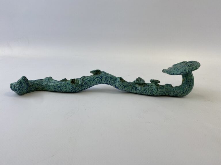 SCEPTRE RUYI EN PORCELAINE A L'EMAIL OEUF DE ROUGE-GORGE - Chine, Epoque XXe si…