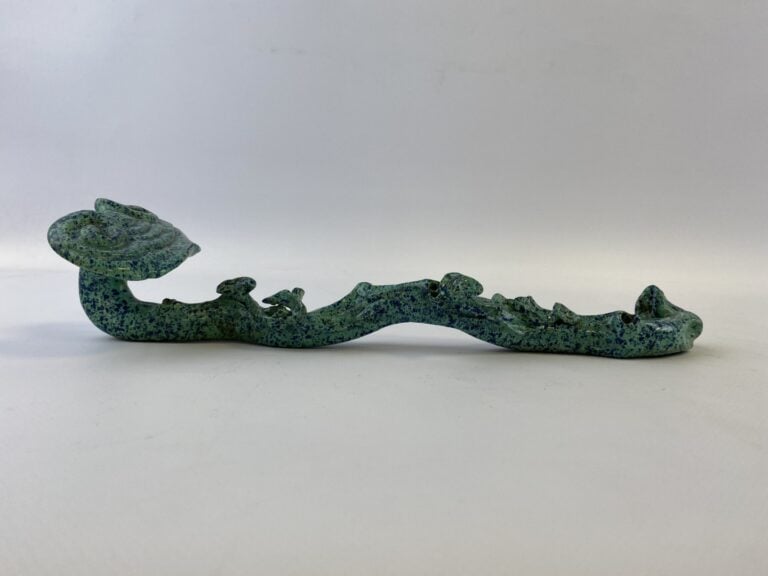 SCEPTRE RUYI EN PORCELAINE A L'EMAIL OEUF DE ROUGE-GORGE - Chine, Epoque XXe si…