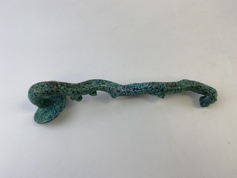 SCEPTRE RUYI EN PORCELAINE A L'EMAIL OEUF DE ROUGE-GORGE - Chine, Epoque XXe si…