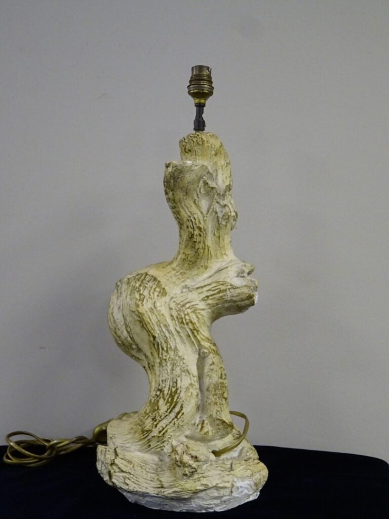 Sculpture à l'imitation d'un ceps de vigne en plâtre (monté en lampe). - Hauteu…