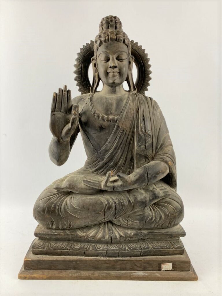 Sculpture en bois figurant bouddha assis en padmasana et faisant le geste de l'…