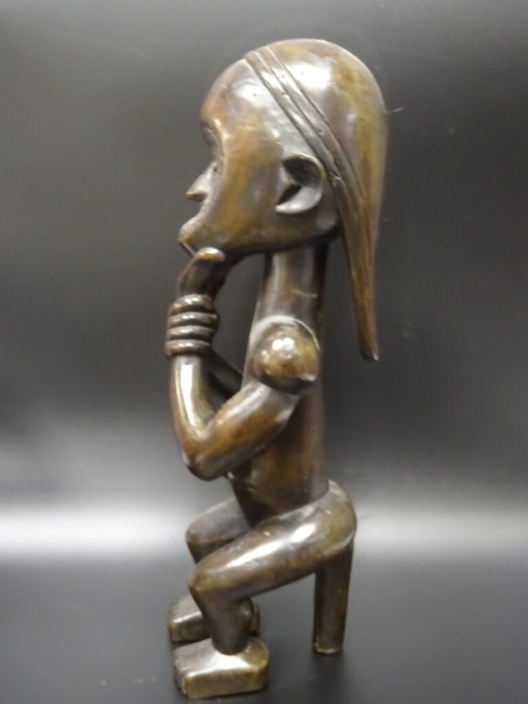Sculpture en bois figurant un personnage masculin assis (fèle). - Style Fang, G…