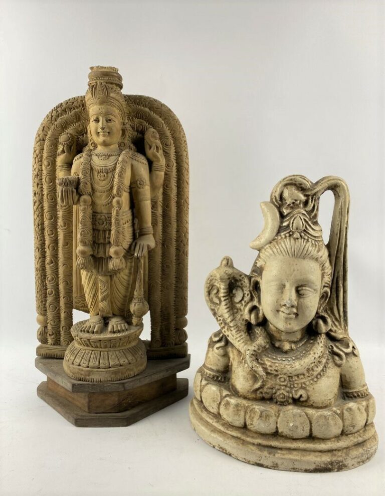 Sculpture en bois figurant une divinité indienne debout tenant une fleur de lot…