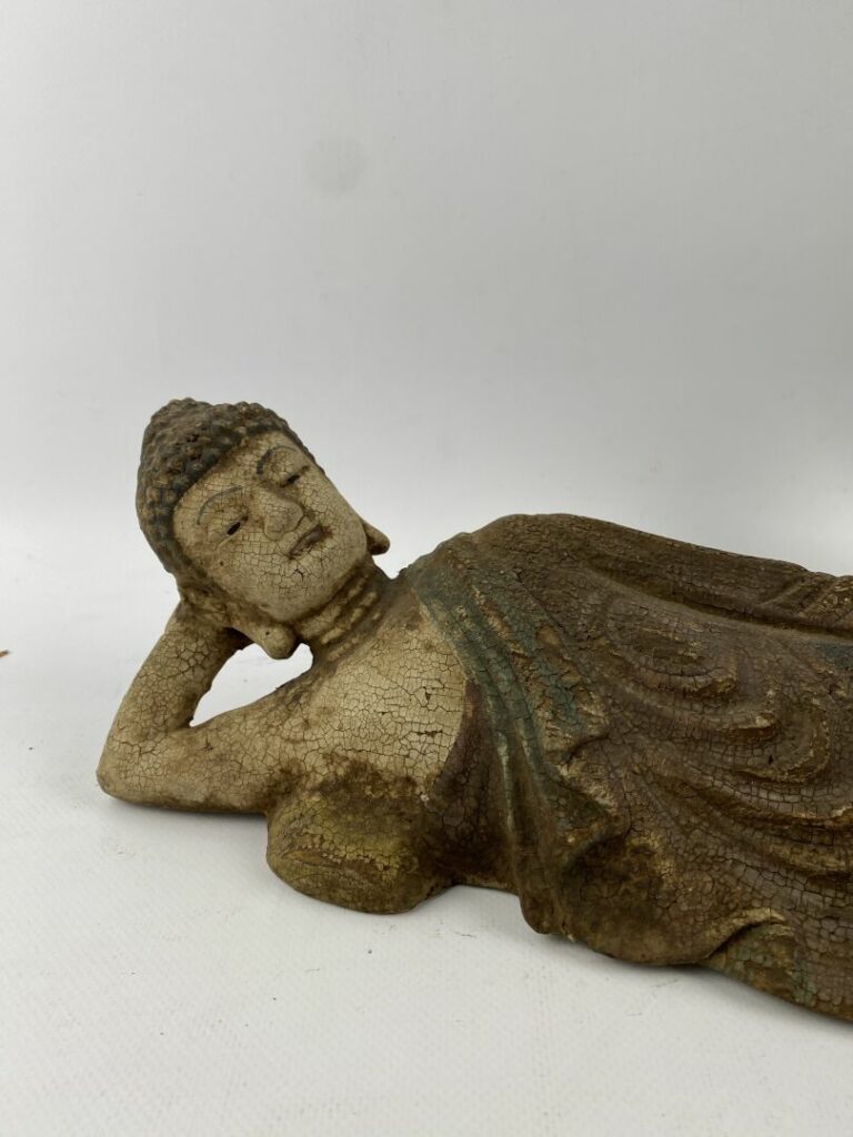 Sculpture en bois polychrome figurant un bouddha allongé - Thaïlande, XXe siècl…