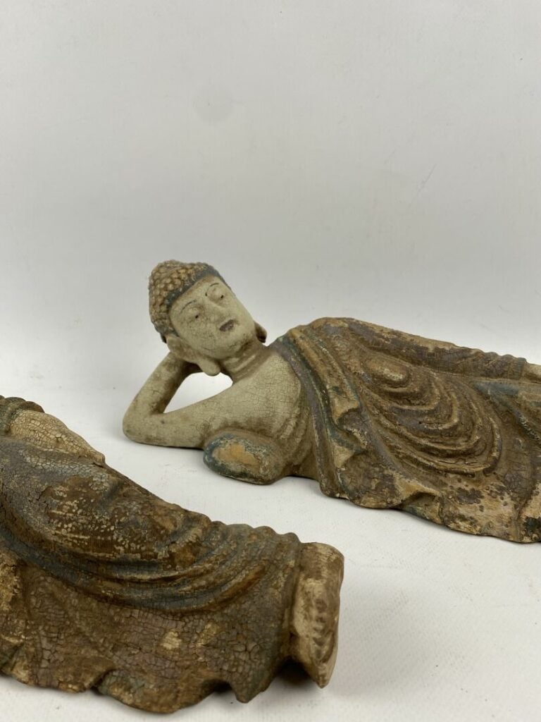 Sculpture en bois polychrome figurant un bouddha allongé - Thaïlande, XXe siècl…