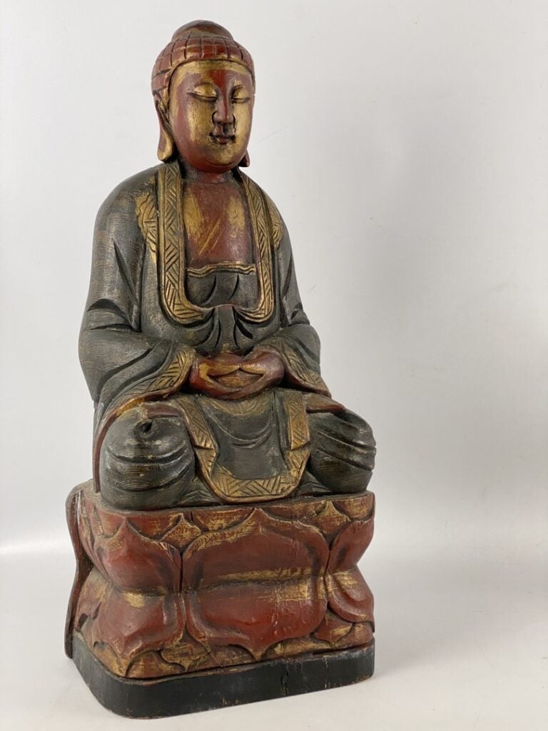 Sculpture en bois rouge et doré représetant un bouddha - Chine - Il est représe…