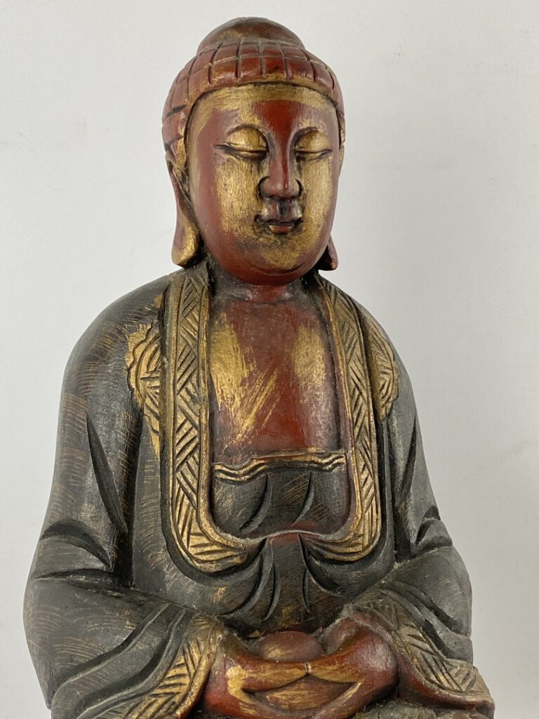 Sculpture en bois rouge et doré représetant un bouddha - Chine - Il est représe…