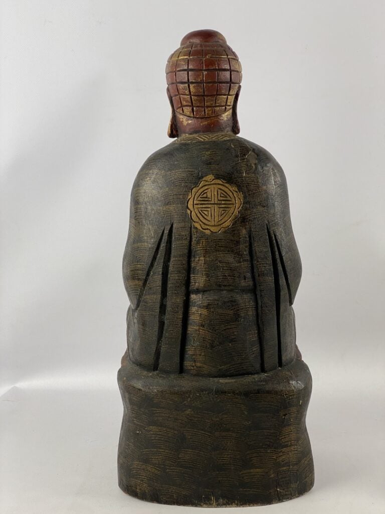 Sculpture en bois rouge et doré représetant un bouddha - Chine - Il est représe…