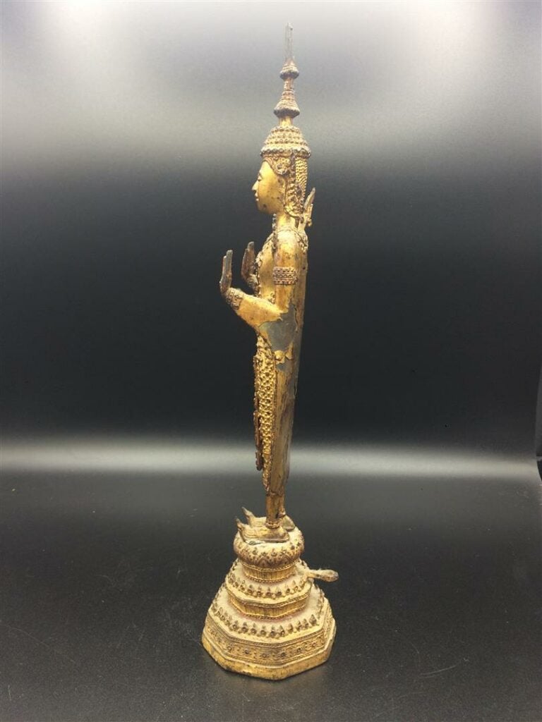 [-] SCULPTURE EN BRONZE DORE A L'EFFIGIE DE BOUDDHA RATANAKOSIN - XIXe siècle -…